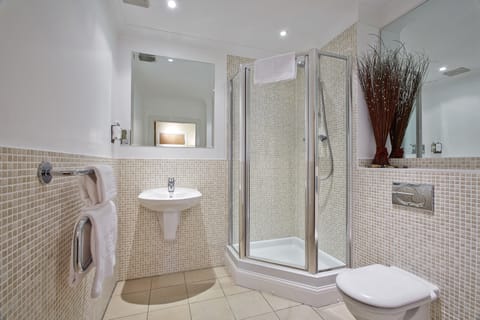 Superior Apartment, 2 Bedrooms, Non Smoking | Bathroom | Separate tub and shower, free toiletries, hair dryer, towels