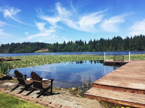 Welcome to Lakeside Living!!
"Experience the serenity of Lakeside Living: where every dawn unveils a picturesque scene, and every dusk offers a serene escape. Enjoy every moment of your lakeside retreat!