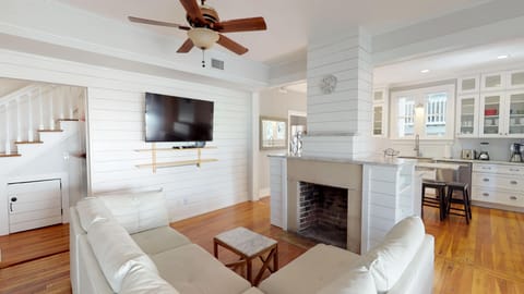 Open Floorplan - 5 TVs - Free Wifi