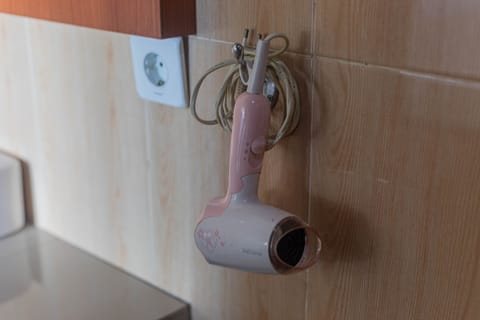 Shower, rainfall showerhead, free toiletries, hair dryer