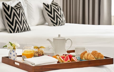 Family Triple Room, 1 Bedroom | Desk, laptop workspace, iron/ironing board, WiFi