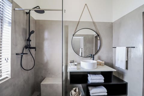 Standard Garden View Room | Bathroom | Free toiletries, hair dryer, bathrobes, towels