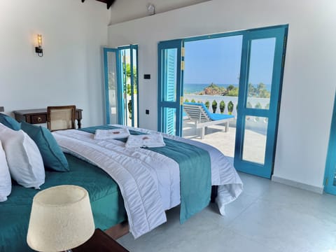 Deluxe Studio Suite, 1 King Bed, Air conditioning, Ocean View | Egyptian cotton sheets, premium bedding, minibar, individually decorated