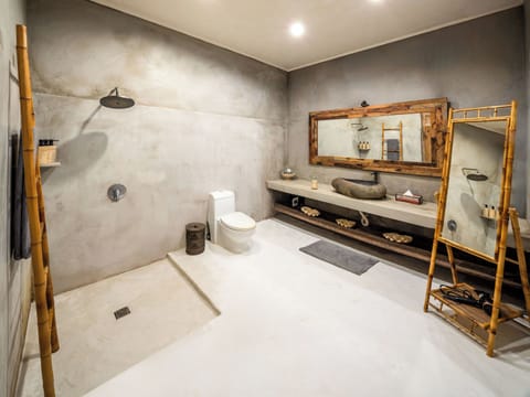 Superior Room, 1 King Bed, Courtyard View | Bathroom | Shower, rainfall showerhead, free toiletries, hair dryer