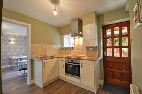 Own central heating, oven and extractor 