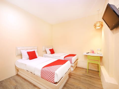 Standard Twin Room | Desk, free WiFi, bed sheets