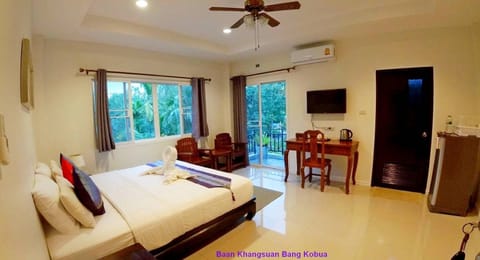 Standard Room, 1 King Bed, Non Smoking | Minibar, in-room safe, desk, blackout drapes