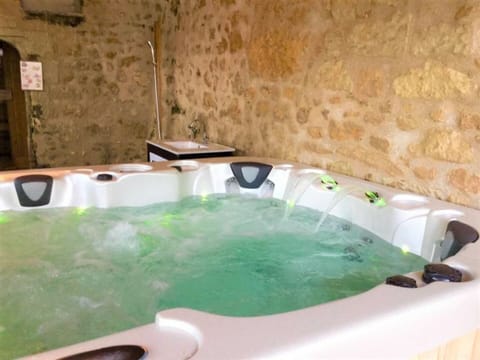 Indoor spa tub
