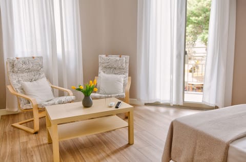 Apartment | Premium bedding, in-room safe, iron/ironing board, free WiFi