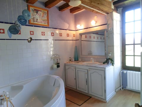 Family Suite (Alluchon et Hérisson) | Bathroom | Free toiletries, hair dryer, bathrobes, towels