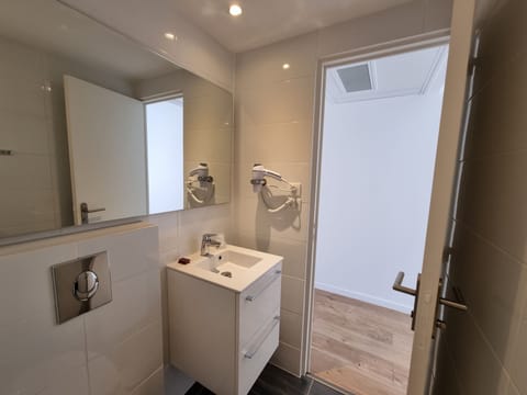 Shower, free toiletries, towels