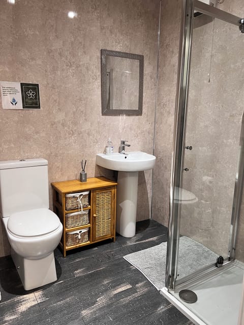 Triple Room | Bathroom | Shower, rainfall showerhead, free toiletries, towels
