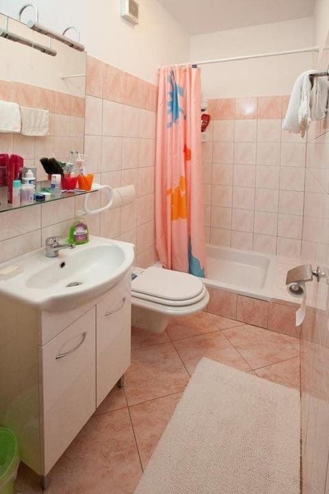 Twin Room, 2 Twin Beds, Non Smoking | Bathroom | Shower, towels