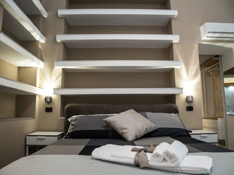 Deluxe Triple Room, Jetted Tub (Picasso) | Minibar, individually decorated, desk, blackout drapes