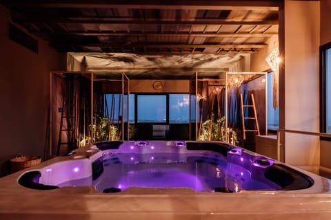 Couples treatment rooms, sauna, hot tub, steam room, Turkish bath