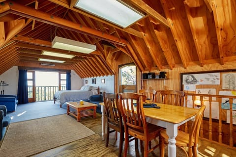Panoramic House, 3 Bedrooms, Mountain View, Sea Facing | In-room dining