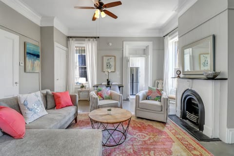 Open Spacious Living Room w/ Smart T.V. and Dining Table for 5.