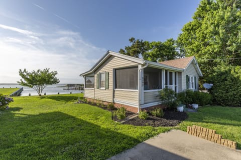 Welcome to The C-Ray - a beautiful Waterfront Vacation Home on Chincoteague Island.