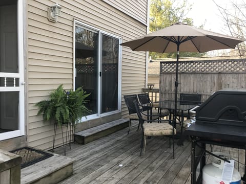 Back deck w grill