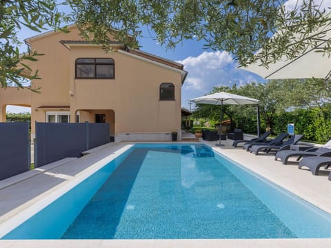 Water, Property, Swimming Pool, Sky, Building, Plant, Cloud, Azure, Tree, Shade