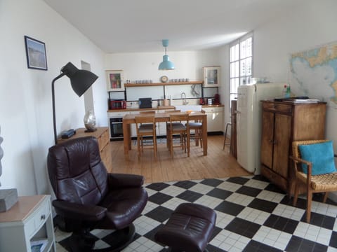 lounge adjoins kitchen