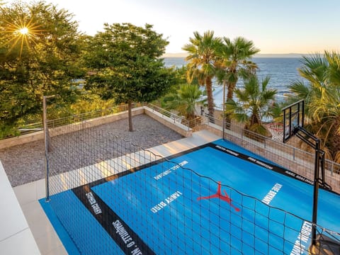 Water, Sky, Daytime, Property, Building, Light, Nature, Azure, Swimming Pool, Plant