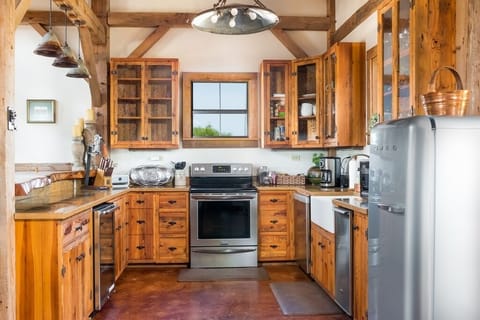 Full kitchen including icemaker & wine fridge.