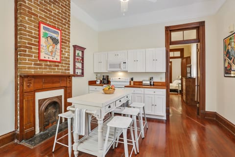 Fully appointed kitchen with seating for 6