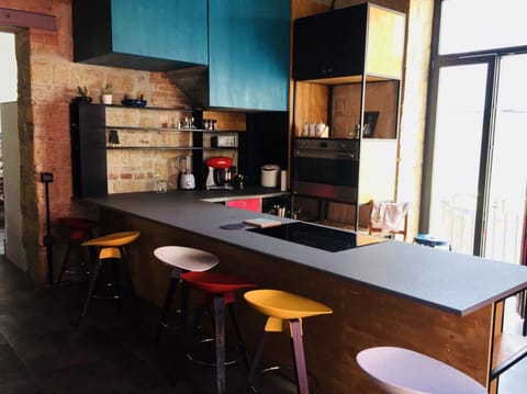 Full-size fridge, microwave, oven, stovetop