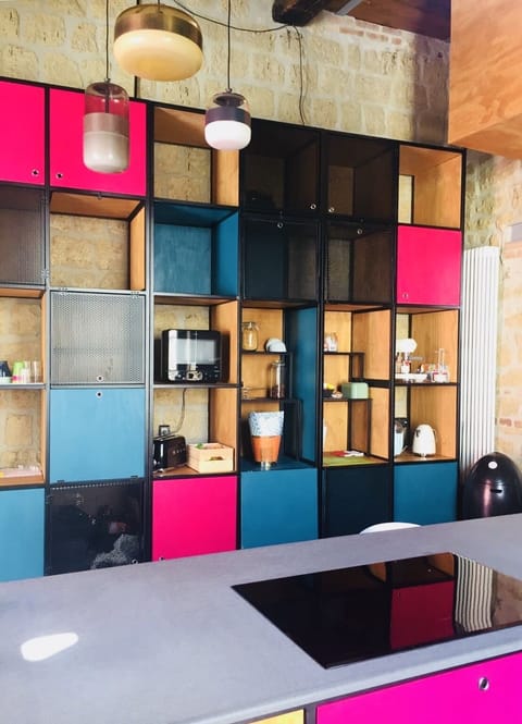 Full-size fridge, microwave, oven, stovetop