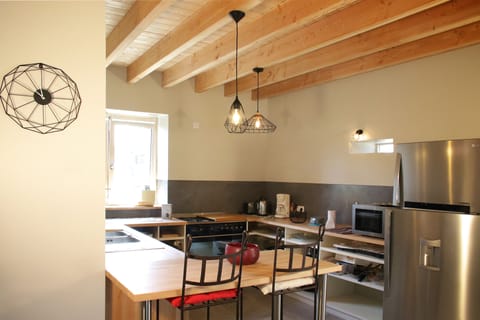 Full-size fridge, microwave, oven, stovetop