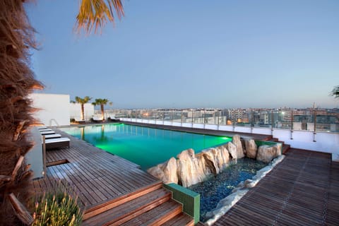 Seasonal outdoor pool, sun loungers