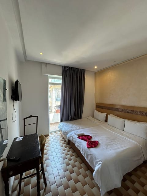 Desk, laptop workspace, WiFi (free), bed sheets