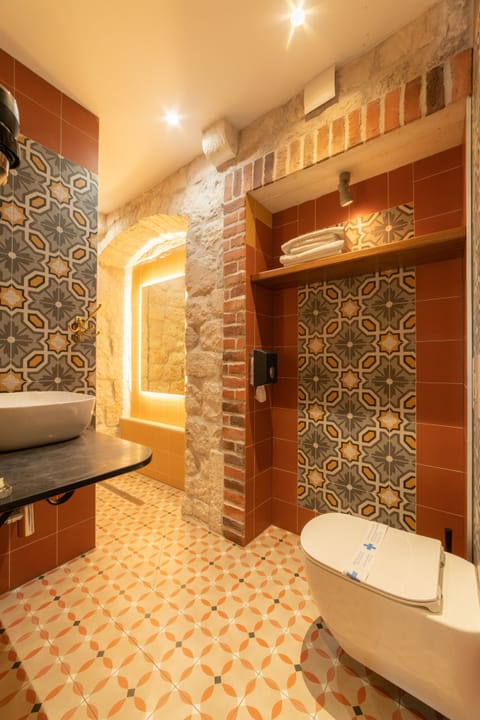 Deluxe Double Room | Bathroom | Combined shower/tub, deep soaking tub, free toiletries, hair dryer