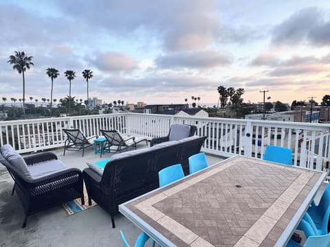 Cozy up on the roof deck couch and watch the waves or the Sea World fireworks.