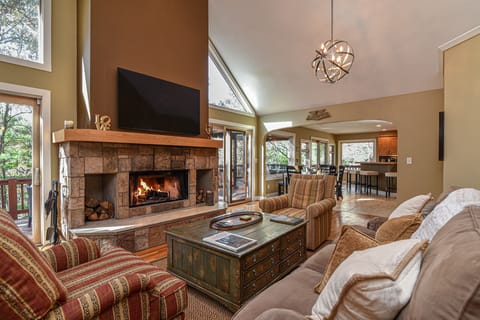 BEAUTIFUL LIVING ROOM, GIANT FIREPLACE, 65 INCH NEW TV