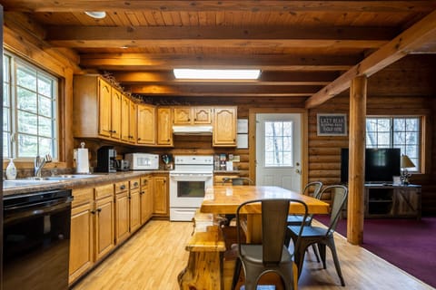 Classic Up North Log Cabin-Lazy Bear Lodge (485)