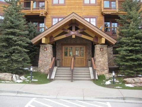 Front entrance to the Mountain Thunder Resort.