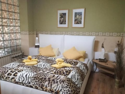 Hypo-allergenic bedding, minibar, individually furnished, free WiFi