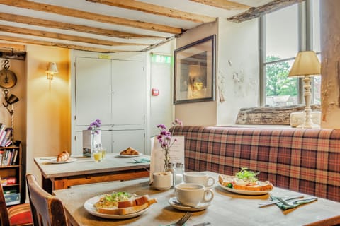 Free daily English breakfast
