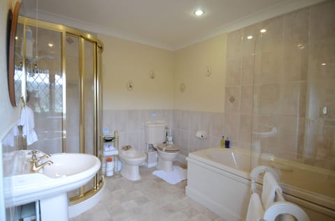Luxury Guest Room | Bathroom | Separate tub and shower, free toiletries, hair dryer, bathrobes