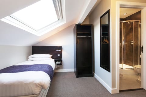 Single Room | Desk, blackout drapes, iron/ironing board, free WiFi