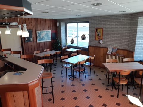 Breakfast and lunch served, local cuisine