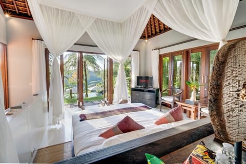 Deluxe Double Room, Non Smoking | Minibar, in-room safe, desk, blackout drapes