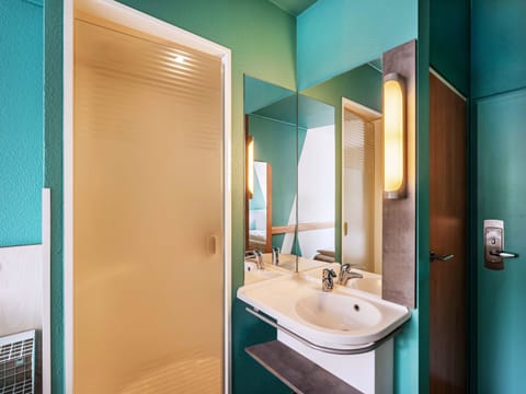 Shower, towels, soap, shampoo