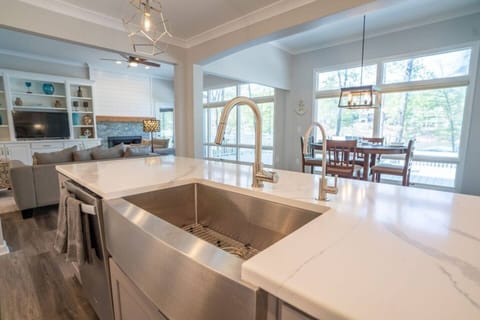 Lake views while you are cooking! Views to breakfast nook