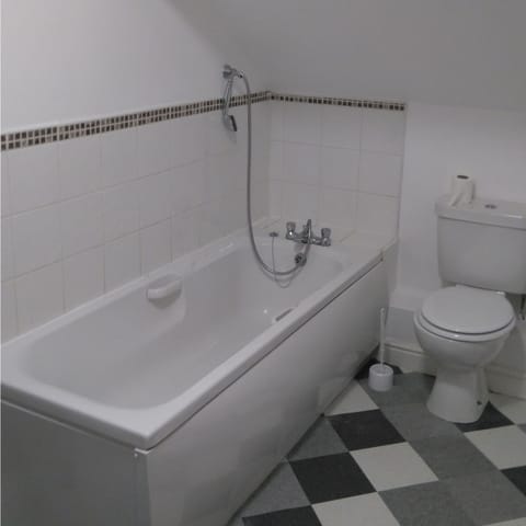 Standard Apartment | Bathroom | Shower, hair dryer, towels