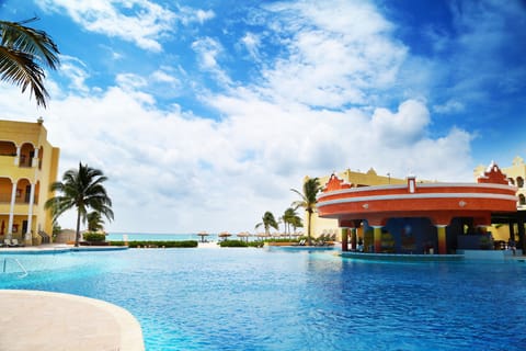 6 outdoor pools, pool umbrellas, sun loungers