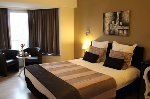 Deluxe Double Room, 1 Queen Bed, Park View | Minibar, in-room safe, individually decorated, individually furnished