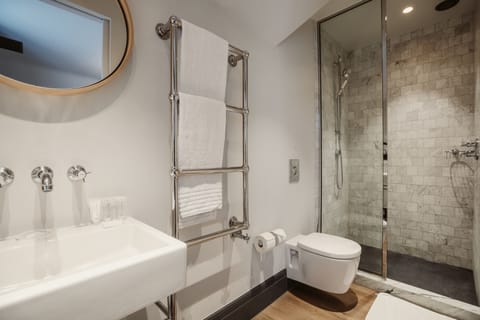 Comfort Double or Twin Room | Bathroom | Separate tub and shower, rainfall showerhead, free toiletries